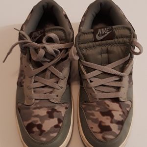 Rare 2003 Nike Dunks MENS SIZE 9.5